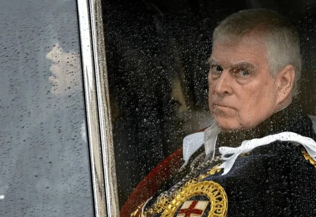 Imagem da noticia Rei Charles retira título de príncipe Andrew após envolvimento no caso Epstein