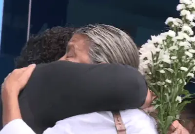 Jovem morta na Linha Amarela é sepultada no Rio sob forte comoção: 'A gente não acredita ainda' Jovem morta na Linha Amarela é sepultada no Rio sob forte comoção: 'A gente não acredita ainda'