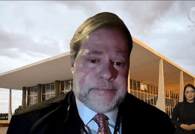 Toffoli chora ao ser homenageado no STF: "Só nós que sentamos nesta cadeira temos a dimensão dela" Toffoli chora ao ser homenageado no STF: "Só nós que sentamos nesta cadeira temos a dimensão dela"