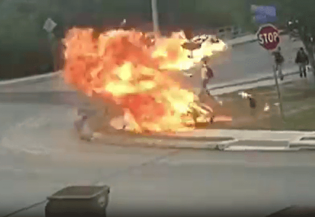 Imagem da noticia VÍDEO: derrapamento de moto arremessa condutor ao fogo e quase atinge crianças nos EUA