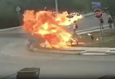 VÍDEO: derrapamento de moto arremessa condutor ao fogo e quase atinge crianças nos EUA VÍDEO: derrapamento de moto arremessa condutor ao fogo e quase atinge crianças nos EUA