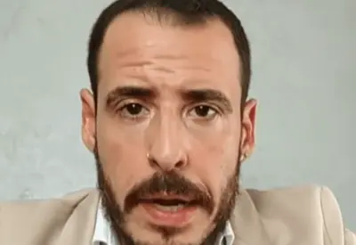 'Calvo do Campari' processa por calúnia e difamação ex-namorada agredida por ele 'Calvo do Campari' processa por calúnia e difamação ex-namorada agredida por ele