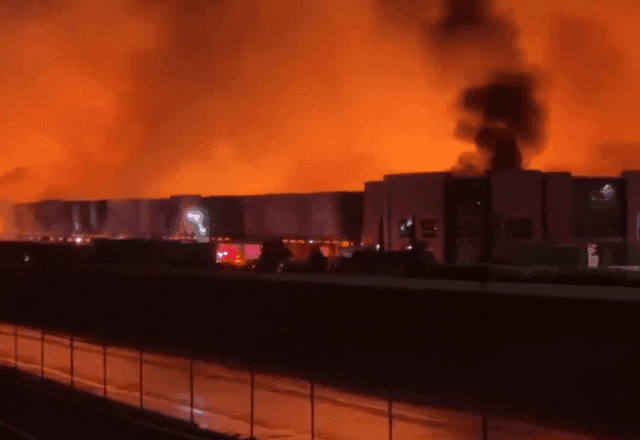 VÍDEO: funcionário ateia fogo em armazém de papel higiênico nos EUA em protesto por salário precário VÍDEO: funcionário ateia fogo em armazém de papel higiênico nos EUA em protesto por salário precário