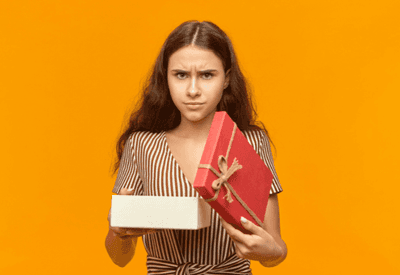 Se deu mal no amigo secreto da firma? Saiba como reagir à situação da melhor forma Se deu mal no amigo secreto da firma? Saiba como reagir à situação da melhor forma