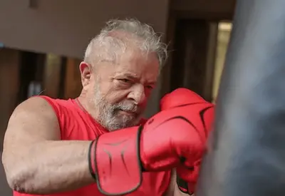 The Guardian destaca estratégia de Lula em 'plena forma' em disputa com Flávio Bolsonaro The Guardian destaca estratégia de Lula em 'plena forma' em disputa com Flávio Bolsonaro