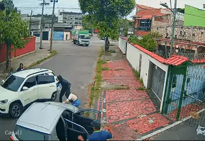 VÍDEO: homem e mulher são sequestrados à luz do dia no Rio de Janeiro VÍDEO: homem e mulher são sequestrados à luz do dia no Rio de Janeiro