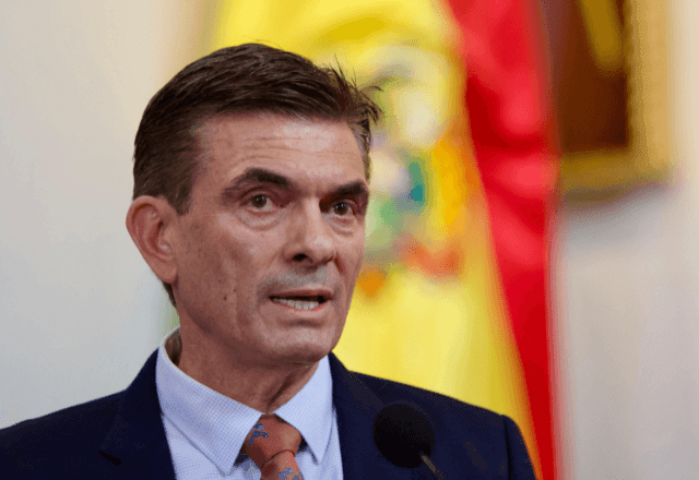 Imagem da noticia Paz toma posse na Bolívia e anuncia volta de relações diplomáticas com EUA