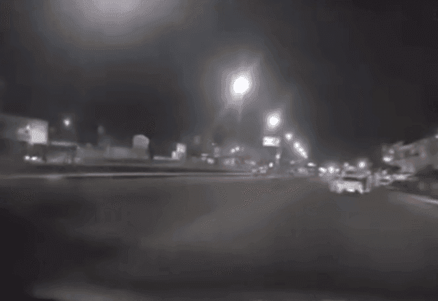 Assaltantes cercam e atiram em carro de motorista de aplicativo no RJ Assaltantes cercam e atiram em carro de motorista de aplicativo no RJ