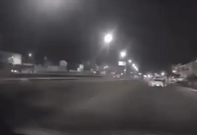 Assaltantes cercam e atiram em carro de motorista de aplicativo no RJ Assaltantes cercam e atiram em carro de motorista de aplicativo no RJ