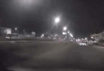 Assaltantes cercam e atiram em carro de motorista de aplicativo no RJ Assaltantes cercam e atiram em carro de motorista de aplicativo no RJ