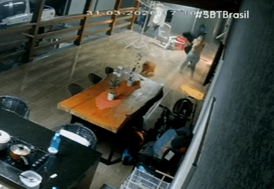 Mulher reage a assalto dentro da própria casa e mata criminoso em Atibaia (SP) Mulher reage a assalto dentro da própria casa e mata criminoso em Atibaia (SP)