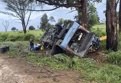 Acidente de ônibus deixa ao menos três mortos em Patos de Minas (MG) Acidente de ônibus deixa ao menos três mortos em Patos de Minas (MG)