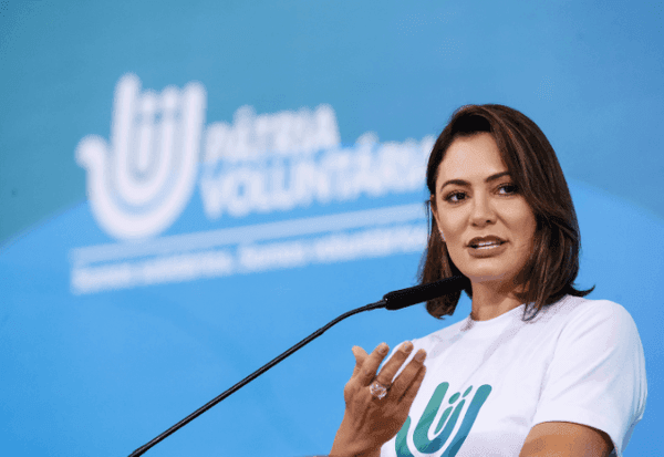 Imagem da notícia: Michelle quer pedido de desculpas para mergulhar em campanha de Flávio