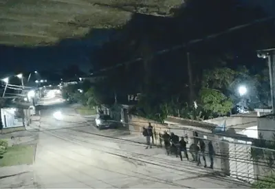 Três homens são mortos a tiros em bar de Nova Iguaçu, na Baixada Fluminense Três homens são mortos a tiros em bar de Nova Iguaçu, na Baixada Fluminense