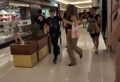 Assalto a joalheria em shopping de Campinas termina com 3 presos; um suspeito é baleado Assalto a joalheria em shopping de Campinas termina com 3 presos; um suspeito é baleado