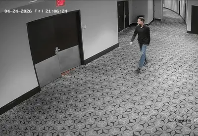 Promotores dos EUA divulgam vídeo com momentos antes de tiroteio em jantar de Trump Promotores dos EUA divulgam vídeo com momentos antes de tiroteio em jantar de Trump