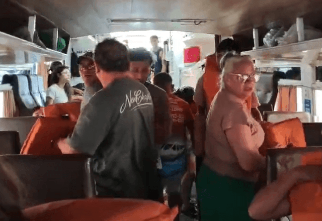 Imagem da noticia Vídeo: passageiros entram em pânico após lancha ser atingida por fortes ventos no Rio Solimões