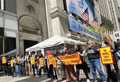 Dia do Trabalho: protestos pelo mundo destacam taxação dos super-ricos e críticas a Trump Dia do Trabalho: protestos pelo mundo destacam taxação dos super-ricos e críticas a Trump