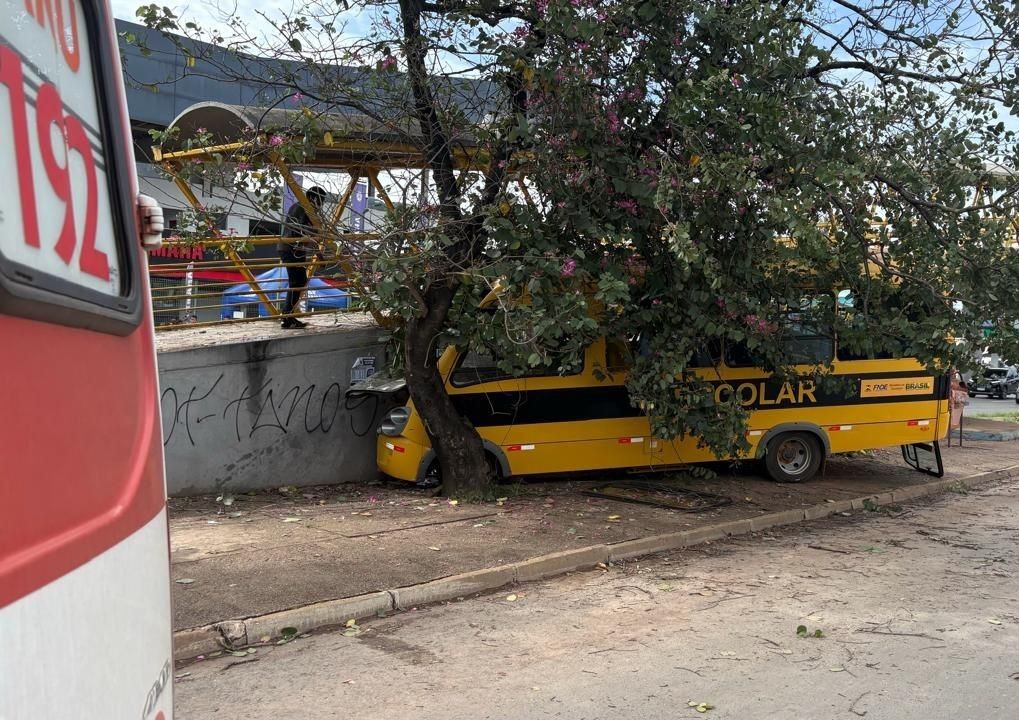 Imagem da noticia Ônibus escolar bate em árvore e deixa feridos no DF; 16 pessoas foram encaminhadas a hospitais