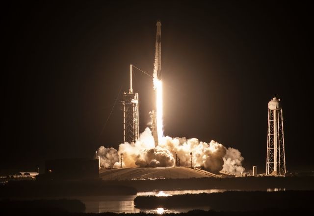 Imagem da noticia Nasa e SpaceX lançam foguete com astronautas e cosmonauta para missão espacial de 6 meses na ISS