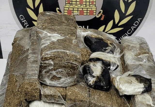Imagem da noticia Advogado é preso com 6 kg de drogas ao tentar visitar detento em presídio de Bangu, no Rio