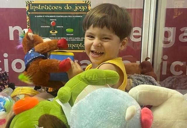 Imagem da noticia Vídeo: criança fica presa em máquina de pegar bichos de pelúcia no RJ