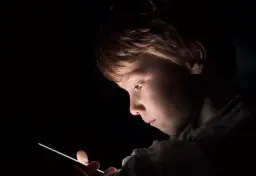 Imagem da notícia Deputados do Reino Unido rejeitam proibição de redes sociais para menores de 16 anos