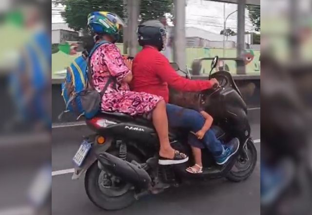 Imagem da noticia Criança é flagrada dormindo no piso de moto em movimento em Manaus