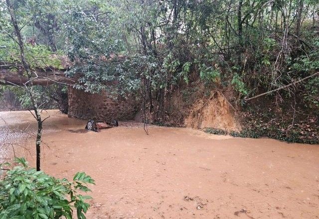 Imagem da noticia Sete pessoas morrem em acidente após carro cair em rio durante chuva em Goiás