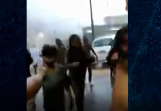 Imagem da noticia Vídeo mostra crianças sujas de lama sendo resgatadas de escola em Petrópolis