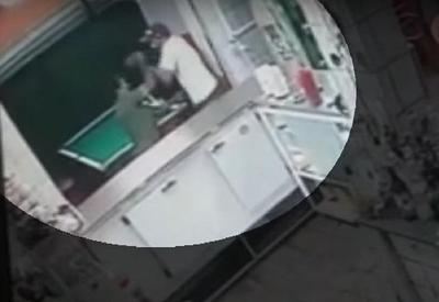 Jovem é esfaqueado e morre em bar de Itu (SP) Jovem é esfaqueado e morre em bar de Itu (SP)