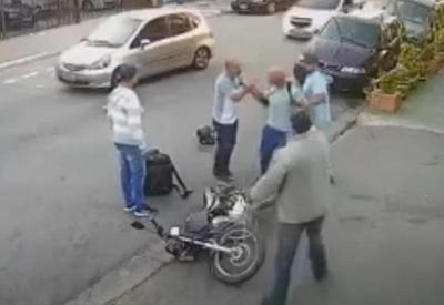 Ladrão é espancado após tentar roubar bolsa de mulher em SP Ladrão é espancado após tentar roubar bolsa de mulher em SP