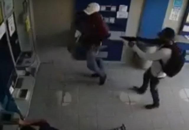 Imagem da noticia Lotérica e farmácia são alvo de criminosos armados com fuzis