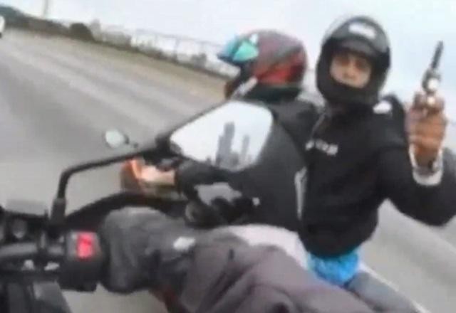 Imagem da noticia Vídeo: Motociclista grava abordagem de bandidos no meio de rodovia