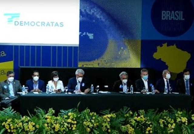 Imagem da noticia Sob protesto de Onyx Lorenzoni, DEM aprova fusão com PSL