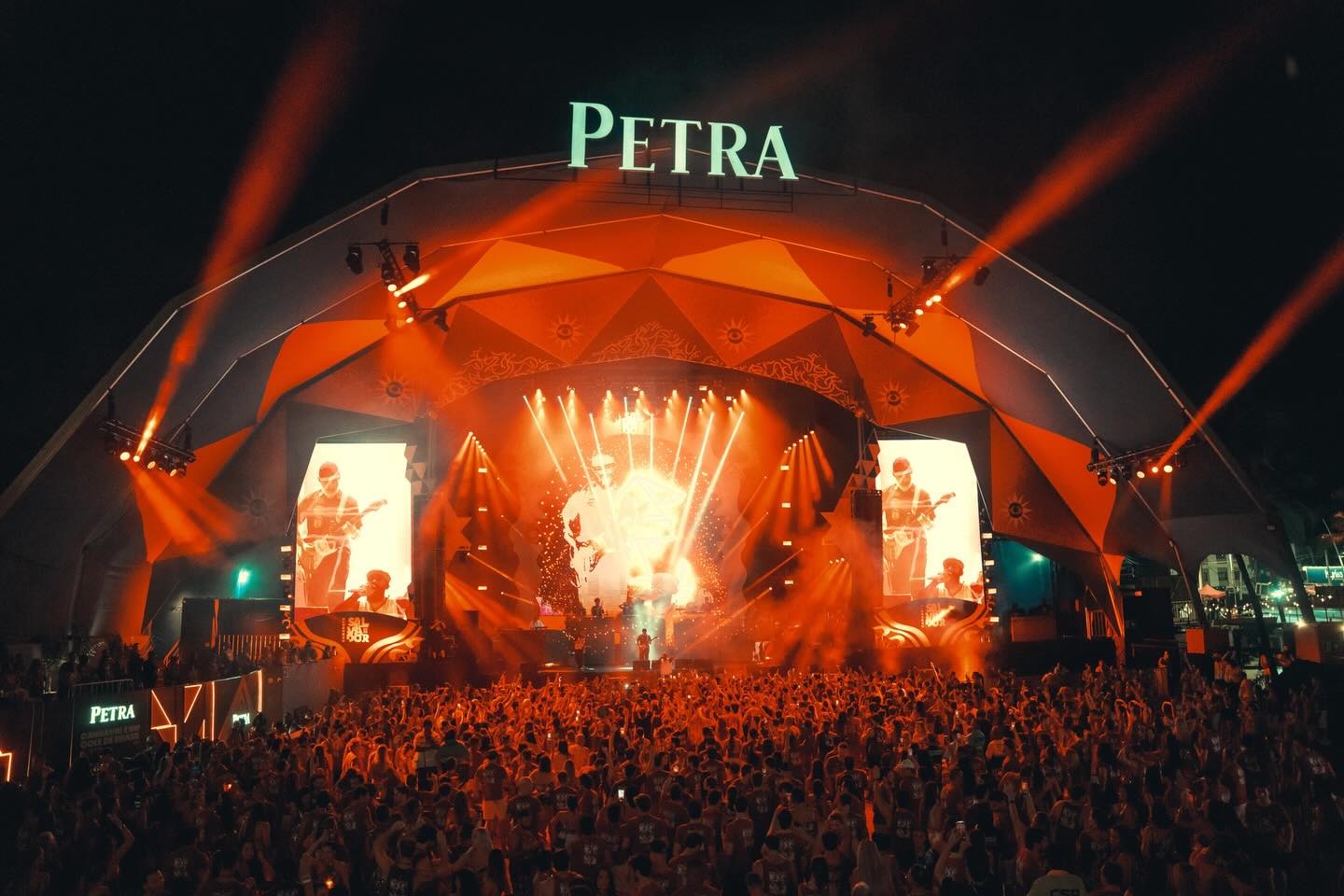 Imagem da noticia "Dinheiro sobrepõe ideias e valores": BaianaSystem no Camarote Salvador vira alvo de cancelamento na web