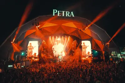 "Dinheiro sobrepõe ideias e valores": BaianaSystem no Camarote Salvador vira alvo de cancelamento na web "Dinheiro sobrepõe ideias e valores": BaianaSystem no Camarote Salvador vira alvo de cancelamento na web