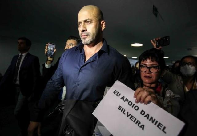 Imagem da noticia Bolsonaristas comemoram perdão a Daniel Silveira; oposição promete recorrer