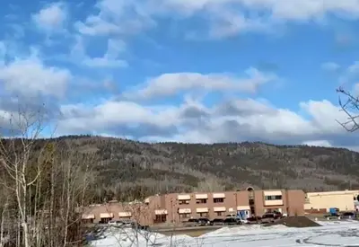 Alunos barricaram sala com mesas durante ataque no Canadá: "Tentamos não entrar em desespero" Alunos barricaram sala com mesas durante ataque no Canadá: "Tentamos não entrar em desespero"