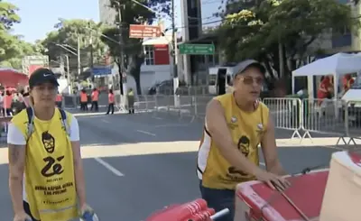 Ambulantes acampam no Ibirapuera para garantir vaga no megabloco de Ivete Sangalo Ambulantes acampam no Ibirapuera para garantir vaga no megabloco de Ivete Sangalo