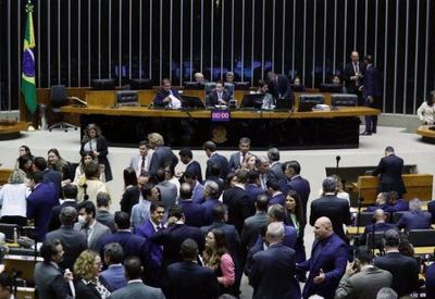 Câmara aprova projeto que suspende trechos de decretos sobre saneamento Câmara aprova projeto que suspende trechos de decretos sobre saneamento
