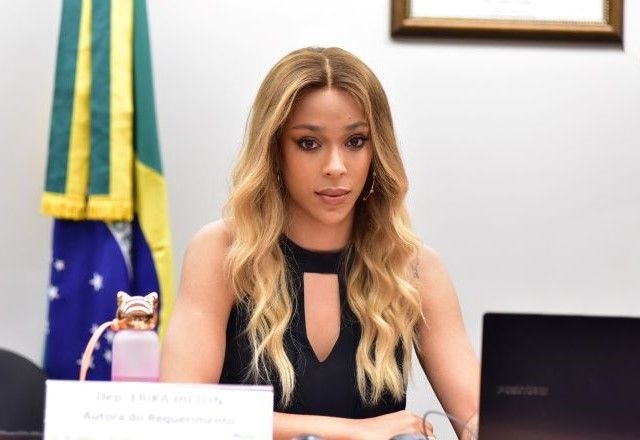 Imagem da noticia Erika Hilton tem gênero alterado para masculino em visto dos EUA: "Transfobia de Estado"