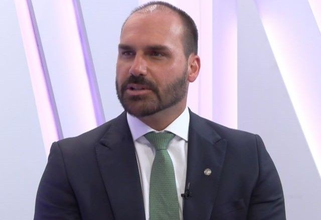 Imagem da noticia "Bolsonaro podia vender, jogar no mar, atear fogo, era dele", diz Eduardo sobre joias sauditas