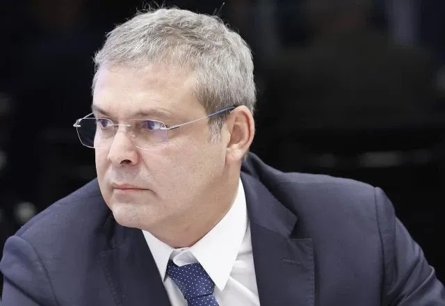 Imagem da noticia Lindbergh recorre de decisão da Câmara que manteve relator de processo contra Eduardo Bolsonaro