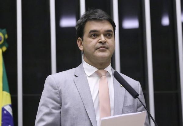 Imagem da notícia: Vice-líder do governo propõe rito mais acelerado de cassação de deputados condenados e foragidos