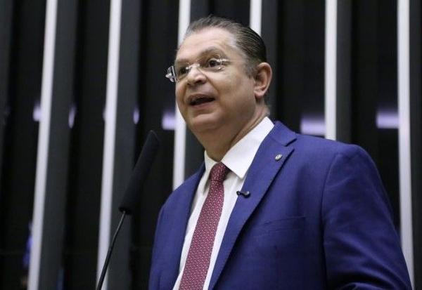 Imagem da notícia: Sóstenes mostra certidão de imóvel e declaração de IR para justificar dinheiro encontrado pela PF