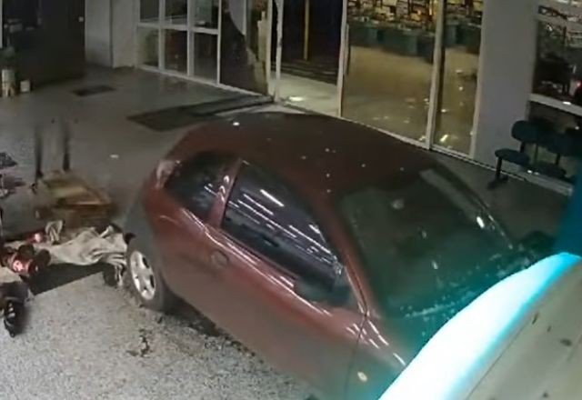 Imagem da noticia SC: Em ameaça à ex, homem invade e destrói estabelecimento com carro