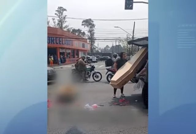 Imagem da noticia VÍDEO: Caixão com corpo dentro cai de carro funerário em Osasco (SP)