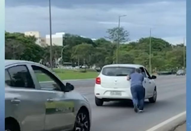 Imagem da noticia Morre homem atropelado ao tentar ajudar motorista sem gasolina