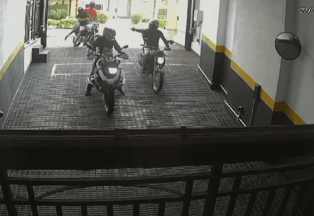 Imagem da noticia Vídeo mostra momento em que moto de luxo é cercada por ladrões em SP; assista
